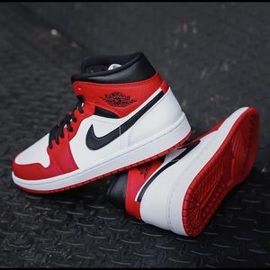 SOLD-Air Jordan 1 Mid Chicago